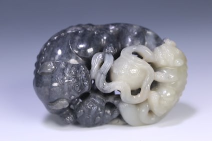 A piece of Qing Dynasty Hetian jade blue and white seed material three lions play hydrangea handle