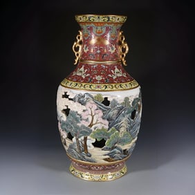 A Qing Dynasty Qianlong amphora auction model picked up flowers with wind and wind, and the core of