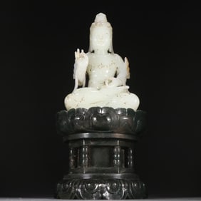 A statue of Guanyin in Hetian jade in the Qing Dynasty