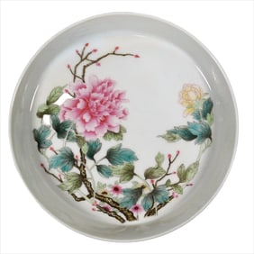 A pastel floral amphora made in the Qianlong period of the Qing Dynasty