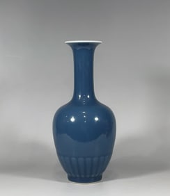 A blue glaze bottom chrysanthemum petal pattern bottle made in the Qing Dynasty Kangxi year