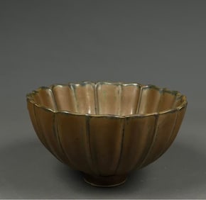 A piece of Song Jiexiu kiln sauce glaze lotus petal bowl