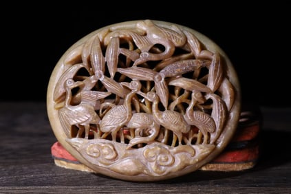 A Qing Dynasty jade carving crane presents auspiciousness