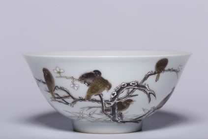 A small cup of enamel made in the Yongzheng era of the Qing Dynasty