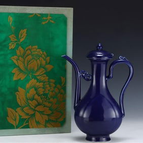 A Ming Dynasty sacrificial blue glazed chicken core holding pot