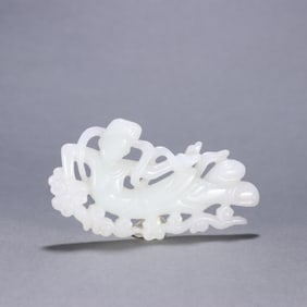 A Qing Dynasty Hetian jade flying carving