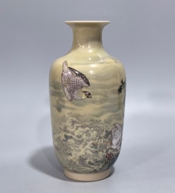 A small donggua bottle of Qing Qianlong enamel color beige glaze flower and bird poetry and poetry