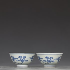 A pair of Ming Chenghua blue and white okra pattern cups
