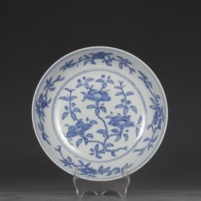 A Ming Chenghua blue and white broken branch flower pattern plate