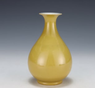 A spring vase of the Chenghua yellow glaze jade pot