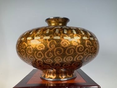A cloisonné sauce-colored gold leaf pattern vase