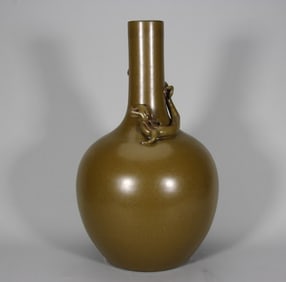 A Qing Dynasty Qianlong factory official glazed plate dragon ball bottle