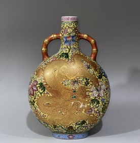 A piece of Qianlong year of the Qing Dynasty with a yellow ground pattern on the edge of the sea