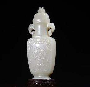 A piece of Qing Dynasty Taiping has an elephant binaura jade vase furnishing elegant utensils