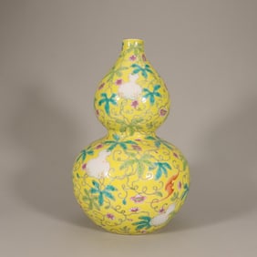 A Qing Dynasty Jiaqing yellow pastel Fulu Bandai gourd bottle