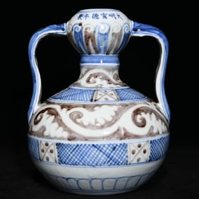 A Ming Xuande blue and white glazed red floral pattern ruyi ear garlic bottle