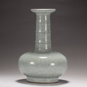 A long-necked bottle in an official kiln