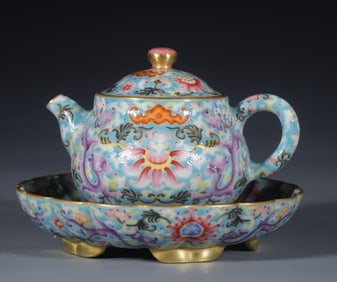 A Qing Qianlong enamel color pot with heavy dragon pattern