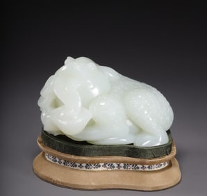 A Qing Dynasty Hetian jade golden toad ornament