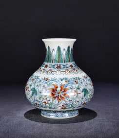 A piece of Qing Qianlong Doucai entwined peony pattern jade pot spring