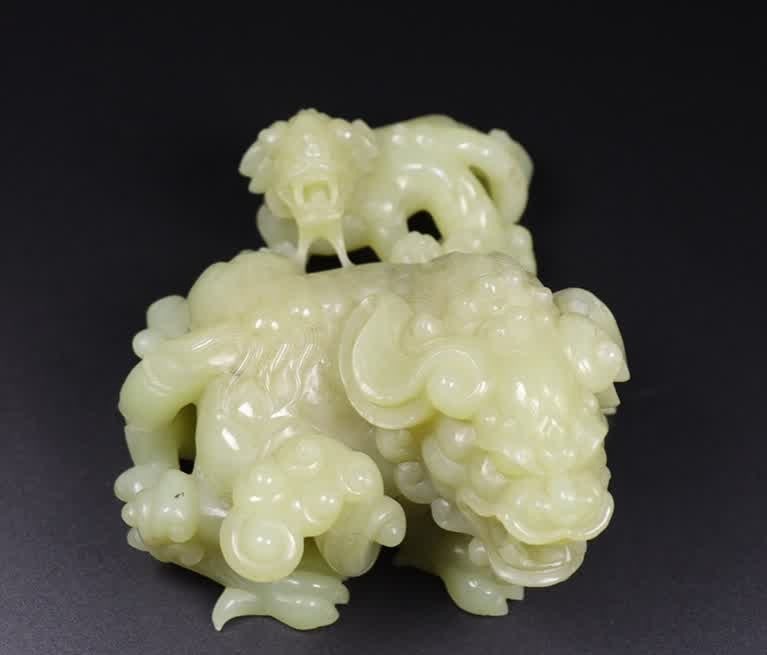 A Qing Dynasty Hetian jade lion (1 of 9)