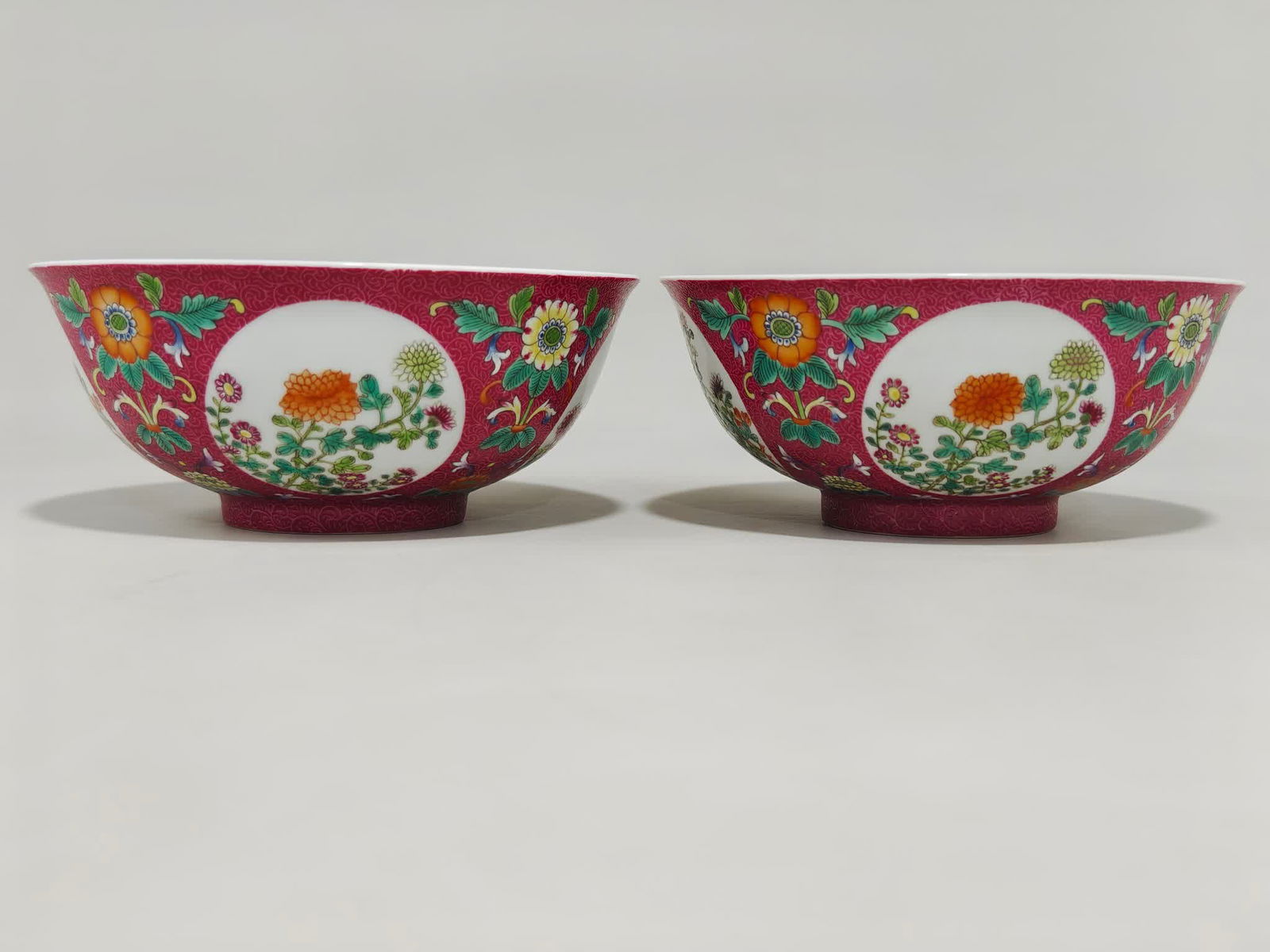 A pair of Qing Dynasty Guangxu year model carmine pattern window flowers painted with blue and white: Qing Dynasty Guangxu year model carmine pattern window flower painting blue and white flower pattern palace bowl SIZE: H:6.5cm D:15.1cm (The Dimensions Of All Batches Are Manually Measured.If You Need