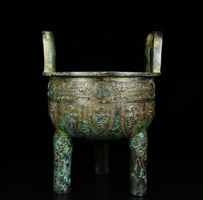 A Shang and Zhou bronze cicada-patterned round tripod