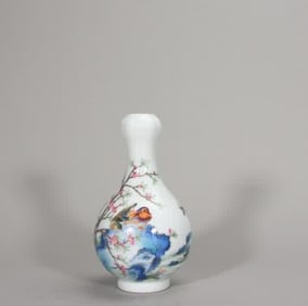 A garlic bottle of Yongzheng enamel flowers and birds in the Qing Dynasty