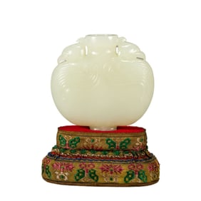 A Qing Dynasty Hetian jade snuff bottle