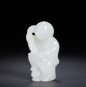 A Qing Dynasty Hetian jade bangs play toad
