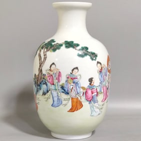A Qing Dynasty Qianlong character story song and dance Shengping picture bottle