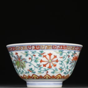 A pair of Qing Dynasty pastel entwined pattern bowls
