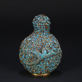 A Qing Dynasty silver-gilt gold-dotted kingfisher snuff bottle