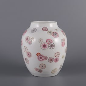 A small jar with a pastel leather ball pattern made in the Qing Yongzheng year