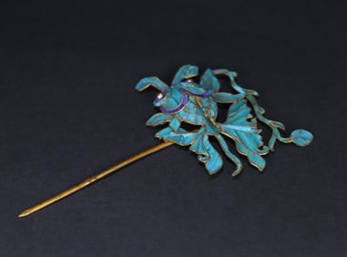 A silver-gilt filigree dotted emerald goldfish hairpin