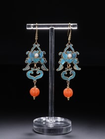 A Qing Dynasty emerald earring