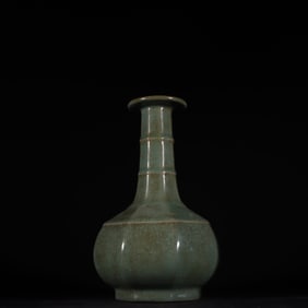 A Song Dynasty Ru kiln azure glaze string pattern plate mouth octagonal bottle