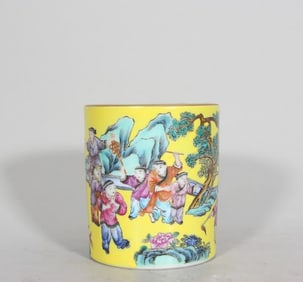 A Qing Dynasty Jiaqing yellow pastel baby play picture pen holder
