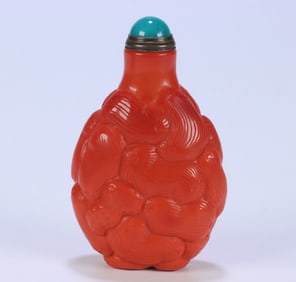 An old material container has many children and many blessings