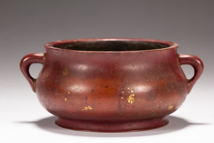 A copper-dotted gold amphora in the Qing Dynasty