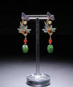 A Qing Dynasty emerald earring
