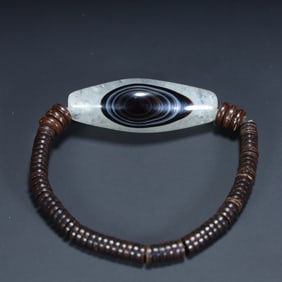 The eyes of the sky are wrapped around silk agate