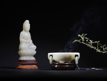 A seated statue of Guanyin holding a bottle of seed material in the Qing Dynasty
