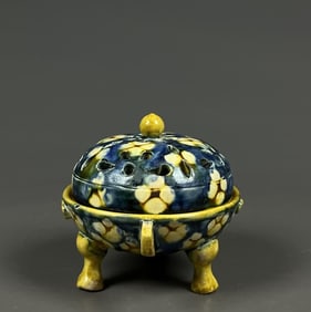 A Tang Dynasty Tang Sancai three-legged smoker