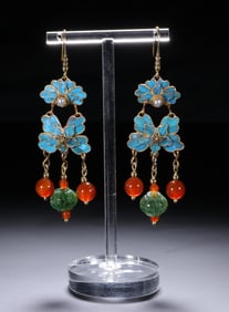A Qing Dynasty emerald earring
