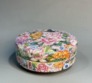 A Yongzheng year system ten thousand flowers do not fall to the ground butterfly gilded printing box