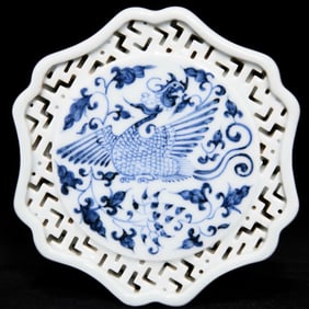 A Ming blue and white phoenix pattern pot instead