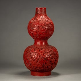 A Qing Dynasty red floral pattern gourd bottle