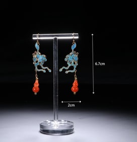 A Qing Dynasty emerald earring