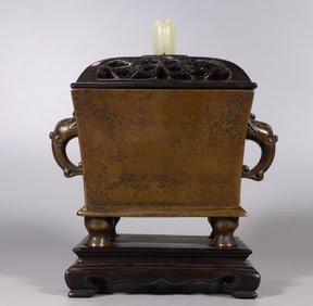 A piece of Ming Xuande copper amphora four-legged stove